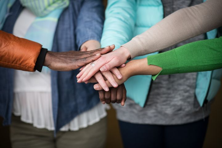 Käsiä päällekkäin.