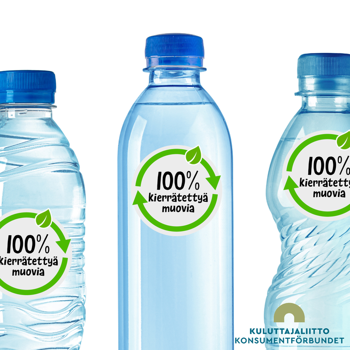 Kolme muovipulloa, joissa on kierrätysmerkintöjä osoittamassa ympäristöystävällisyydestä.