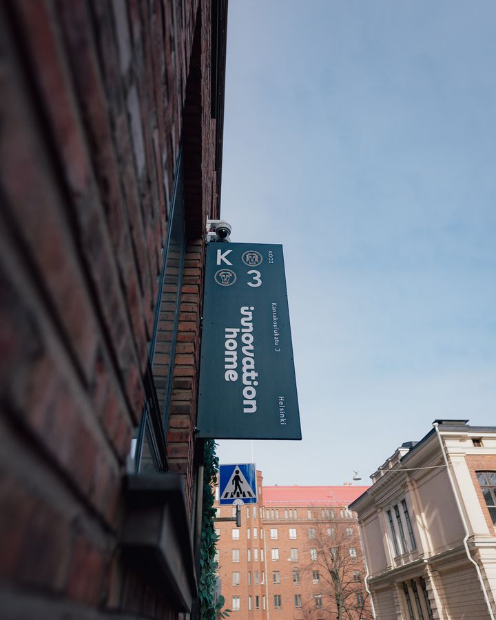 Kyltti Innovation Home Kamppi -työtilasta rakennuksen seinässä Kansakoulukadulla.