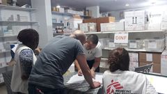 Lääkärit Ilman Rajoja -järjestön henkilökunta valmistelee lääkkeiden lahjoitusta Gazassa 8. lokakuuta.