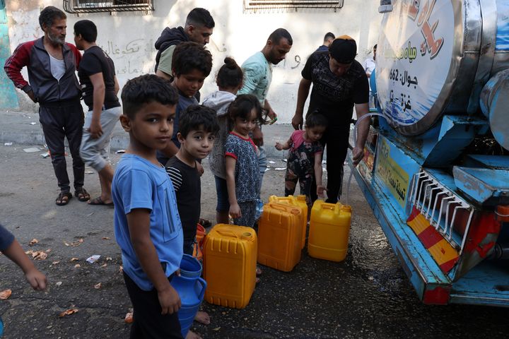 Gazan asukkaita hakemassa vettä säilöautoista veden- ja sähkönjakelun keskeytyksen jälkeen 12.10.2023.