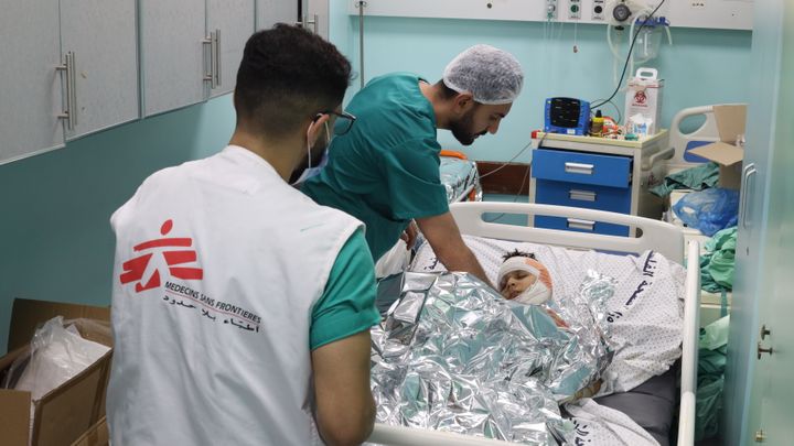 Potilasta hoidetaan Al Shifan sairaalassa, Gazassa.