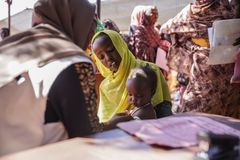 Lapsen aliravitsemusta arvioitiin Zamzamin pakolaisleirillä, Pohjois-Darfurissa, helmikuussa 2024. Lähes neljännes leirillä asuvista lapsista sairastaa aliravitsemusta ja seitsemällä prosentilla on vaikea aliravitsemus. Kuva: Mohamed Zakaria, Lääkärit Ilman Rajoja.