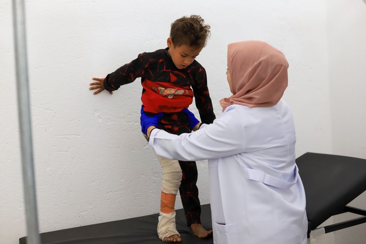 Lääkärit Ilman Rajoja -järjestön fysioterapeutti Mia kuntouttaa kuusivuotiasta poikaa Al-Mawasissa, Gazassa.