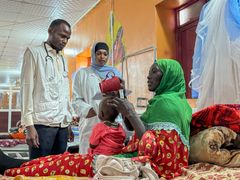 Lääkäri avustaa äitiä ja lasta Lääkärit Ilman Rajoja -järjestön opetussairaalassa Sudanissa Marraskuussa 2024.
