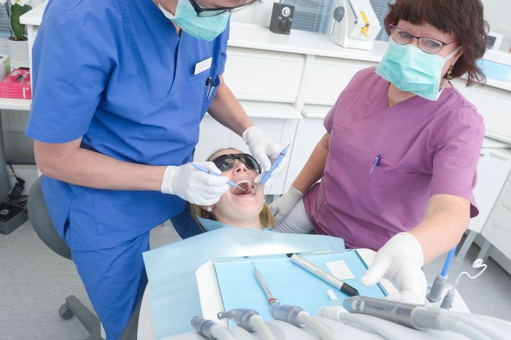 Hyvinvointialueilla hammaslääkärivaje on hieman helpottanut ja yksityisellä sektorilla työskentelevät hammaslääkärit voisivat hoitaa enemmän potilaita, kertoo tuore Hammaslääkärityövoimaselvitys. Kuva: Hammaslääkäriliitto