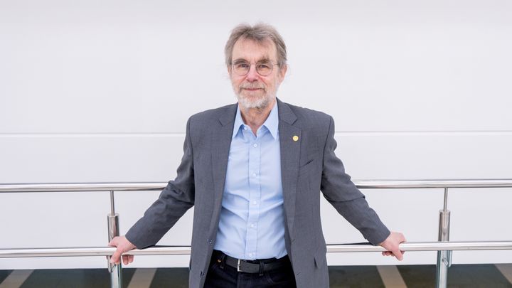 Kuvassa Apollonia-palkinnon vuonna 2026 saanut prof. Leo Tjäderhane harmaassa puvuntakissa ja vaalenasinisessä paidassa.