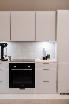 Vaalea Viona-keittiö, jossa Bosch-kodinkoneet.