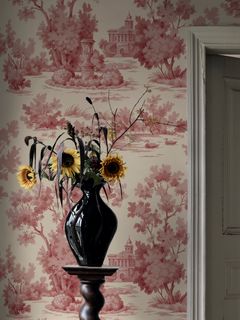 Tapetti, jossa tyylitelty maisema monokromisessa, vaaleanpunertavassa sävyssä lämpimällä kermaisvalkoisella pohjalla.