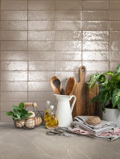 Ruskea on syrjäyttänyt valkoisen ja harmaan trenditietoisen keittiössä. Italialaisen Ragnon Glace-malliston laatassa on kiva kiilto.