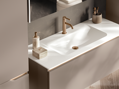 Baroom Satin-allaskaluste ja valkoinen käsienpesualla.