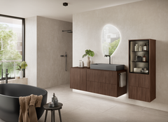 Pähkinäpuu tuntuu nyt erityisen viehättävältä kylpyhuoneessa. Kalusteet Baroomin valikoimasta.