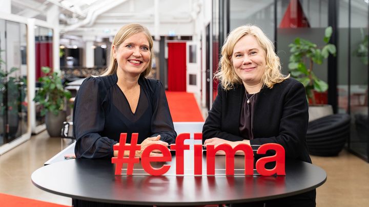 Efiman Paula Kujansivu ja Johanna Grönroos iloitsevat tunnustuksesta.