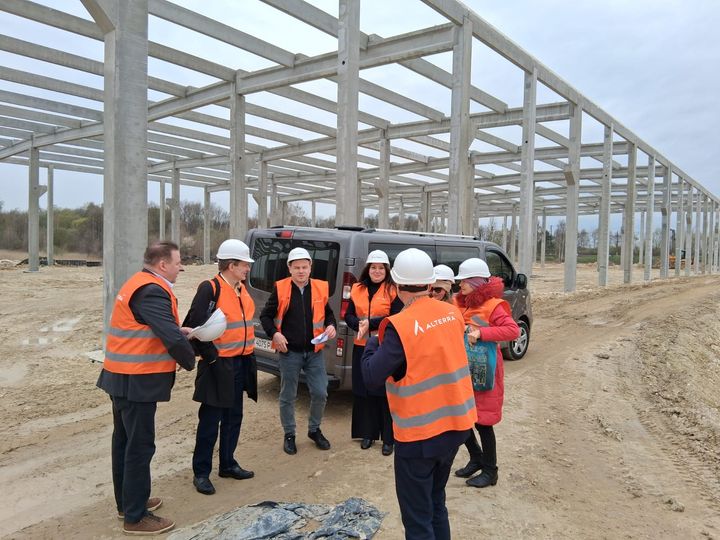 Niemen tiimi tutustumassa logistiikkarakentamiseen Ukrainassa, vasemmalla Esa Niemi.