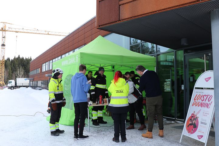 Metalli- ja sähköalojen Loistoduunissa on kahvi- ja makkaratarjoilu.