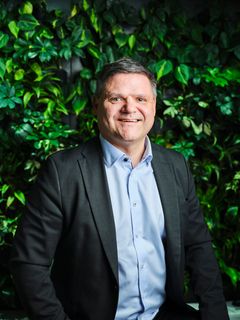 Jarno Tuimala viherseinän edustalla.