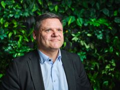 Jarno Tuimala viherseinän edustalla.