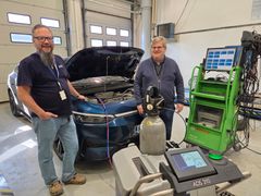 Mika Sivenius ja Juha Vainio Tampereen Aikuiskoulutuskeskuksen autohallissa, kytkemässä hiilidioksidi-ilmastoinninhuoltolaitetta autoon.