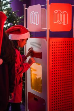 Du kan posta ett brev till jultomten i hans magiska postlåda som svarar med ljud och ljus.