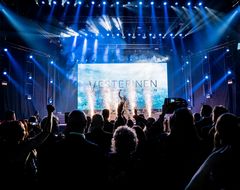 Vesterinen Yhtyeineen esiintyi Nokia Arenalla helmikuussa 2023.