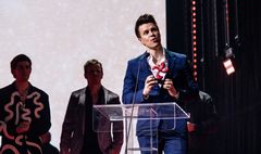 Olli Halonen palkittiin vuoden tulokkaana Iskelmä Gaalassa helmikuussa 2023.