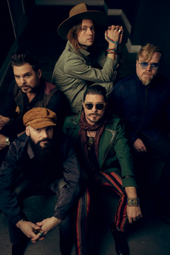 Rival Sons -yhtyeen muodostavat laulusolisti Jay Buchanan (alhaalla keskellä), kitaristi Scott Holiday (ylhäällä keskellä), rumpalisti Michael Miley (ylhäällä vasemmalla) ja basisti Dave Beste (oikealla). Kiertuekokoonpanossa usein nähty kosketinsoittaja Todd Ögren (alhaalla vasemmalla) ei esiinny Tampereella. Kuva: Pamela Littky