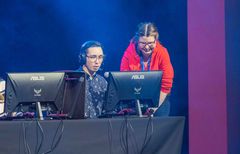 Sosiaalisen median vaikuttaja Lakko eli Eric Savolainen vetää Tampere-talon Ison salin lavalla oman hulvattoman show’nsa ja tapaa faneja meet & greetissä. Kuva: Anna-Kaisa Noki-Helmanen
