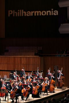 Lontoon Philharmonia ja Santtu-Matias Rouvali. Kuva: Robert Piwko