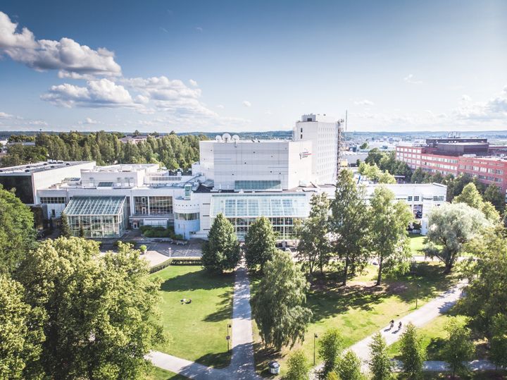 Ilmakuva kulttuuri-ja kongressikeskus Tampere-talosta kesäisessä ja aurinkoisesse vihreydessä.