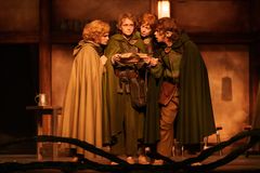 Annuska Hannula (Pippin), Ella Mettänen (Frodo), Elisa Piispanen (Merri), Antti Tiensuu (Sam). Kuva: Mikko Karsisto