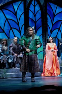 Elina Rintala (Gimli), Antti Reini (Aragorn), Tommi Raitolehto (Boromir), Henna Tanskanen (Arwen). Kuva: Maria Atosuo