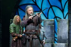 Tommi Raitolehto (Boromir), Antti Reini (Aragorn). Kuva: Mikko Karsisto