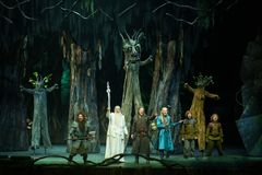Elina Rintala (Gimli), Ville Majamaa (Gandalf), Antti Reini (Aragorn), Lasse Viitamäki (Legolas), Elisa Piispanen (Merri), Annuska Hannula (Pippin). Kuva: Mikko Karsisto