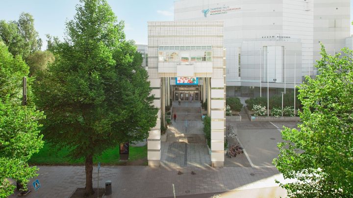 Alt-teksti: Tampere-talon sisäänkäynti vehreässä ympäristössä.
