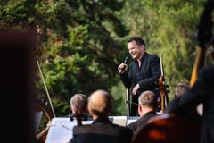 Puistokonsertin johti Tampere Filharmonian ylikapellimestari Matthew Halls.