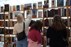 Tampereen Antikvaariset Kirjafestarit kiinnostivat tapahtuman osallistujia. Kuva: Eeva Kivikkola.