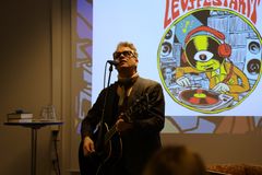 Levyfestareilla kuultiin puheenvuoroja ja live-esiintymisiä levylöytöjen tekemisen lomassa. Kuva: Eemeli Kankainen.
