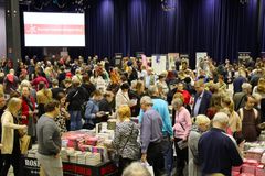 Sorsapuistosalin jättikirjakaupassa oli kahden ohjelmalavan lisäksi valtavasti kirjallisuusaiheisia myyntipöytiä. Kuva: Eeva Kivikkola.