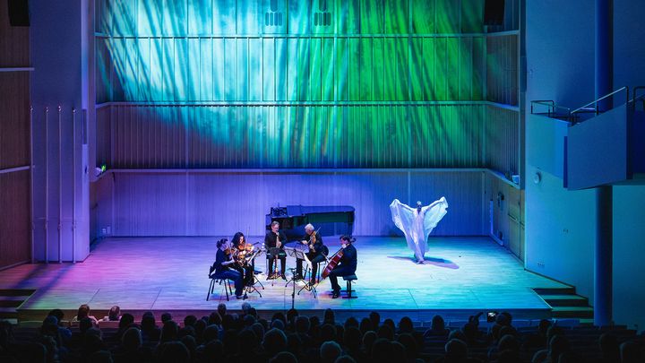 Tampere Chamber Music -festivaalin 10-vuotista taivalta juhlittiin 19.–25.1.2026. Tanssija Minna Tervamäki, viulistit Laura Vikman ja Priya Mitchell, klarinetisti Christoffer Sundqvist, alttoviulisti Lars Anders Tomter ja sellisti Joona Pulkkinen esiintyivät juhlakonsertissa Tampere-talon Pienessä salissa. Kuva: Matias Ahonen