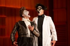 Red Nose Companyn oivaltava näyttelijäkaksikko Timo Ruuskanen ja Tuukka Vasama saa rinnalleen Meta4-jousikvartetin Teatterikesän esityksessä 4. elokuuta 2026. Kuva: Jonas Kukkonen