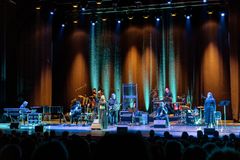 The Best of Tubular Bells I, II & III -kiertueella esiintyy laaja live-kokoonpano, jota johtaa ja sovittaa Mike Oldfieldin pitkäaikainen yhteistyökumppani Robin Smith. Kuva: Bodo Kubatzki
