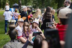 Muumimuseo seppelöi Muumipeikko-patsaan vuosittain Tove Janssonin syntymäpäivän kunniaksi. Perinne viittaa Janssonin omaan tapaan juhlistaa merkkipäiväänsä. Kuva: Matias Ahonen