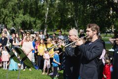 Tampere Filharmonian muusikot esittävät trumpeteilla Länge leve Snork -fanfaarin, jonka on säveltänyt Lauri Kilpinen. Kuva: Matias Ahonen