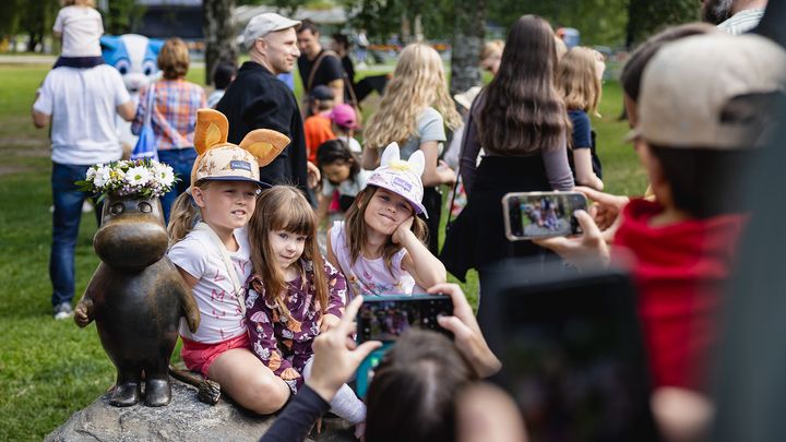 Muumimuseo seppelöi Muumipeikko-patsaan vuosittain Tove Janssonin syntymäpäivän kunniaksi. Perinne viittaa Janssonin omaan tapaan juhlistaa merkkipäiväänsä. Kuva: Matias Ahonen