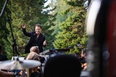 Tampere Filharmonian ylikapellimestari Matthew Halls johtaa Puistokonsertin neljättä kertaa. Kuva: Matias Ahonen