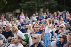 Puistokonsertin yleisöä elokuulta 2025. Kuva: Matias Ahonen