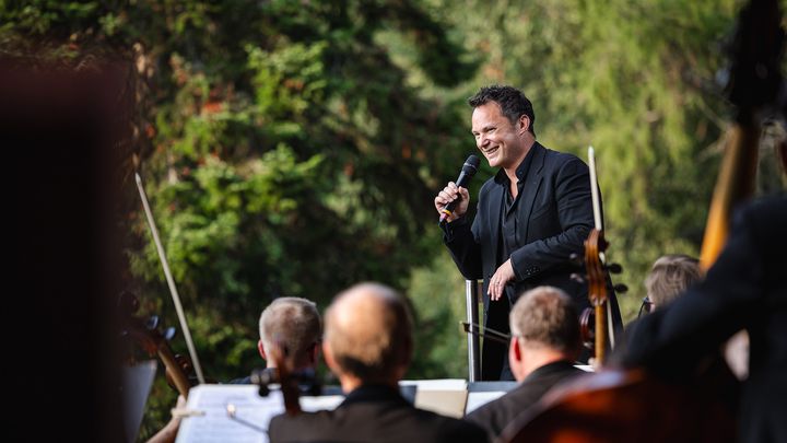Tampere Filharmonian ylikapellimestari Matthew Halls johtaa Puistokonsertin neljättä kertaa. Kuva: Matias Ahonen