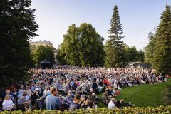 Puistokonsertin yleisöä elokuulta 2025. Kuva: Matias Ahonen