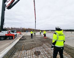 Kreaten poikkeuksellinen suuri valu-urakka käynnistyi Onnelan logistiikkakeskuksen työmaalla tämän vuoden tammikuussa. Paalulaattojen valut alkoivat toukokuussa ja kuvassa on meneillään viimeisen eli 85:nnen paalulaatan valu lokakuun viimeisenä perjantaina. Kaikkiaan betonia valettiin 10 kuukauden aikana 50 000 kuutiota.