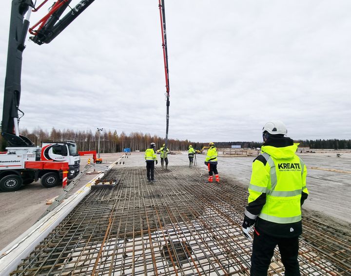Kreaten poikkeuksellinen suuri valu-urakka käynnistyi Onnelan logistiikkakeskuksen työmaalla tämän vuoden tammikuussa. Paalulaattojen valut alkoivat toukokuussa ja kuvassa on meneillään viimeisen eli 85:nnen paalulaatan valu lokakuun viimeisenä perjantaina. Kaikkiaan betonia valettiin 10 kuukauden aikana 50 000 kuutiota.